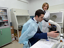 Антон Алиханов передал медикам ключи от машин скорой помощи