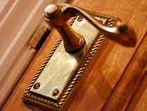 Суд наказал калининградскую фирму на 360 тысяч рублей за некачественные двери 