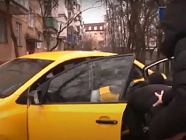 В полиции рассказали о причине задержания таксиста людьми в чёрном  