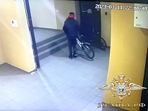 Трое подростков украли дорогие велосипеды на Аксакова в Калининграде