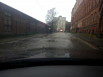 Автомобилисты: улица Лесопильная плывет, «фонтан» на проезжей части бьет