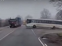 В Калининграде сняли на видео падение в опасно выехавшем автобусе №48