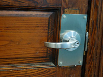 Мужчина, напавший с ножом на калининградку на пороге ее квартиры, задержан