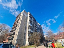 В Калининграде пожарные уговорили девочку спуститься с балкона 10 этажа 