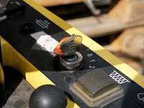 «Бобкэт» при перестроении повредил авто калининградца на 250 тыс. рублей