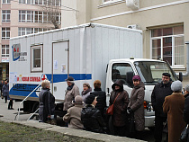 100 калининградцев прошли флюорографию рядом с поликлиникой №2