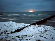 «Маршал Василевский» спасается от шторма в открытом море