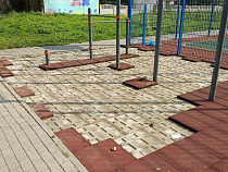 С открытой месяц назад спортплощадки в Калининграде отодрали покрытие (дополнено)