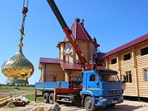 Монахини показали золотой купол на храме под Славском 