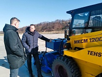 В Янтарный пригнали новую технику для уборки пляжа