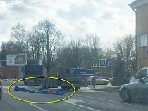 Почта России потеряла посылки на повороте в Калининграде (видео)