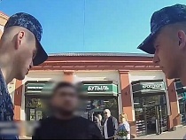В Калининграде зарубежный нелегал без стеснения выпивал в пешеходной зоне