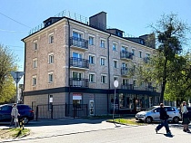 Собственников дома в Калининграде убедили снять стекло с балконов