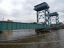 Под немецким мостом в Калининграде сняли мужчину в афганской шапке и водолаза