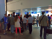 Пассажиры в Храброво жаловались на дождь сверху у стоек регистрации