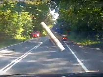 Опубликовано видео полёта металлического цилиндра по дороге на Балтийск