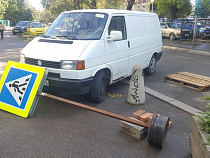 В Калининграде дорожный знак снесло на «лобовое» стекло автомобиля