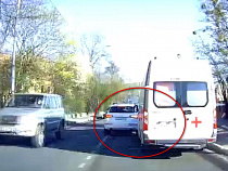 Скорая помощь догнала «Ауди» на улице Нарвской в Калининграде (видео)