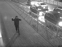 В Калининграде ищут человека, выбившего окно в здании мэрии (видео)