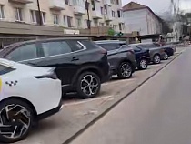 В Калининграде снимающийся на троллейбусе зацепер надсмехается над правилами