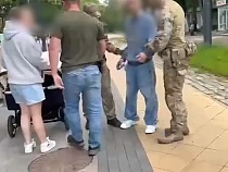 В Калининграде наркодельца схватили на прогулке с младенцами-близнецами