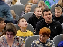 Алиханов с сыном и чиновниками сходил на «Чебурашку»