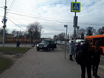 На площади Василевского джип вылетел на тротуар