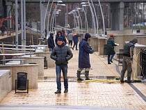 На набережной Трибуца устраняют бракованную плитку