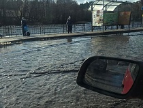 Вода перекрыла улицу в Светлогорске