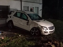 На Балтийском шоссе «Мерседес» на скорости врезался в кафе 