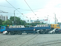 Около Южного вокзала в Калининграде огромный грузовик столкнулся с малолитражкой