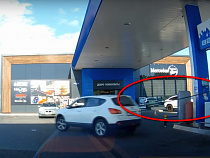 «Ниссан Кашкай» вырвал шланг на АЗС в Калининграде (видео)