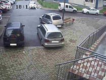 С 17-этажного дома на Судостроительной упала девушка 