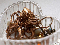 Калининградка оклеветала любовника ради пропитого золота и денег 