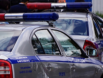 Неизвестный украл деньги, 7 карт памяти и медали ВМФ (фото)