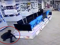 «Он выпрыгнул из холодильника»: подробности происшествия в магазине с неадекватным посетителем