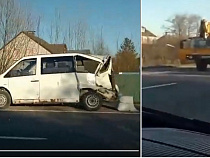 На Окружной Калининграда автокран снёс микроавтобусу зад 