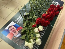 В честь служившего в Гвардейске и Гусеве военнослужащего установлена парта героя