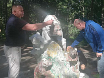 Сити-менеджер и глава Балтийска побелили старых медведей (фото)