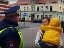 ГИБДД публично пристыдила жителей Гусева за переход в неположенном месте (видео)