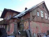 Люди в центре Славска живут в падающем доме