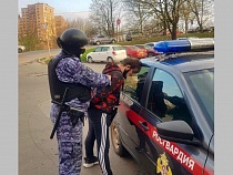 Калининградца вывели из супермаркета с краденой бритвой и шоколадкой