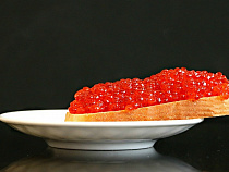 В Роспотребнадзоре рассказали, как не отравиться икрой в Новый год