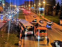 Из-за сужения Московского проспекта автобус врезался в самосвал