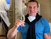 Олег Шкиль находится в бизнес-классе самолёта на пути в Россию