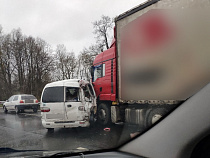 В Калининграде микроавтобус влетел в фуру 