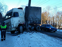 Под Калининградом фура «разорвала» железобетонную опору ЛЭП