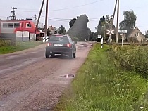 Светофор на месте столкновения поезда с машиной в Полесске сломан 