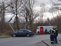На Дзержинского в Калининграде «Мерседес» погнул опору освещения