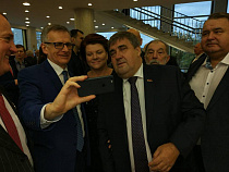 Оргеева и Силанов сделали в Кремле селфи на 100-летие комсомола